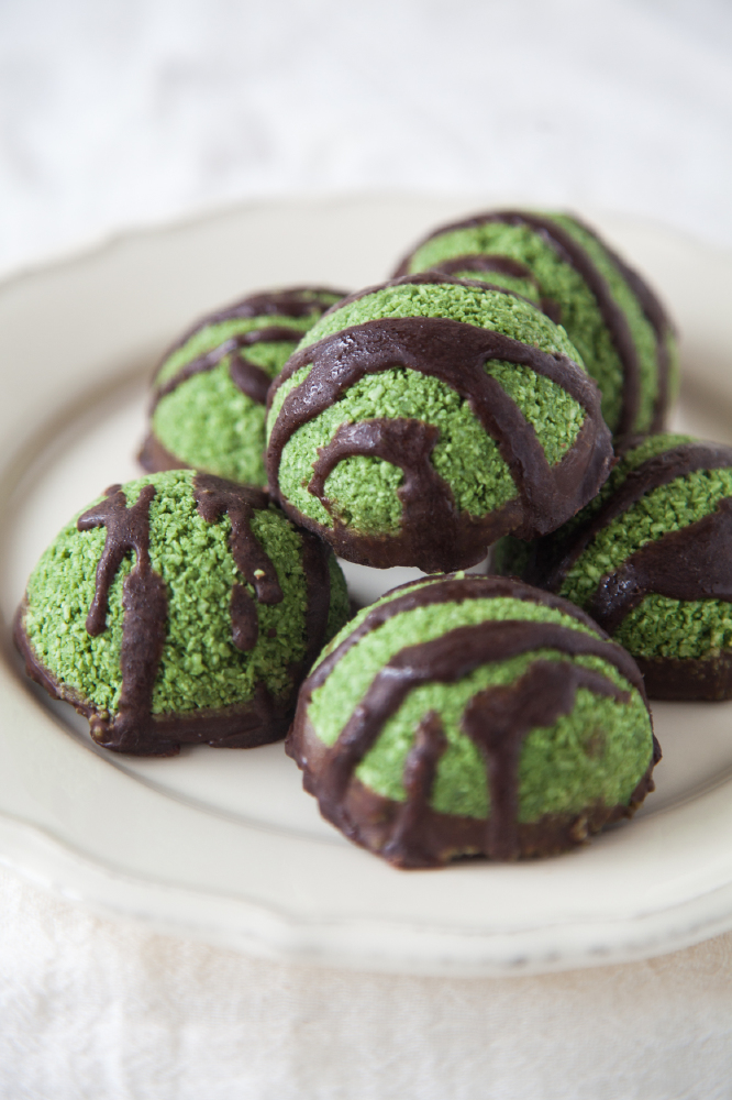 Raw Super Green Macaroons