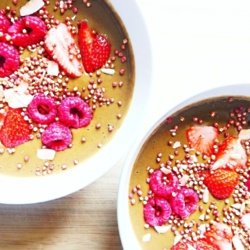 Cacao, Spinach and Strawberry Smoothie Bowl