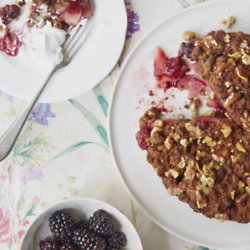 Blackberry and apple cinnamon crumble cake