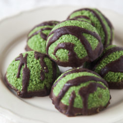 Raw Super Green Macaroons