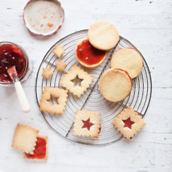 Shortbread with Bonne Maman Strawberry Conserve